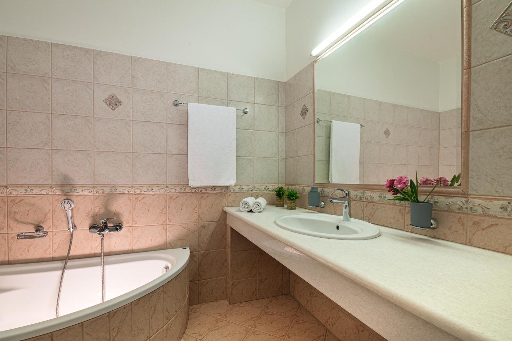 Villa Mariani II - In Lothiarika, Newly Renovated June 2024, Private Pool, Lindos 10 Min, Beach 120M Лардос Экстерьер фото